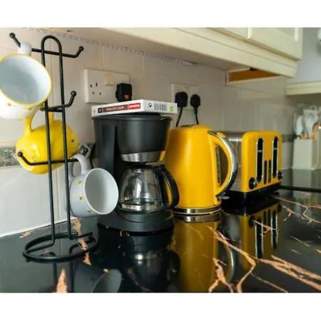 Clifton's Cosy Escape *